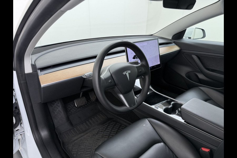 Tesla Model 3 RWD SR+ 60kWh 325PK 18"Lmv AutoPilot Leder PanoDak Adaptive-Cruise Lmv Camera's Elektr.-Stuur+Stoelen+Spiegels+Geheugen+Easy-Ent Navi LED Comfortstoelen ACC DAB Voorverwarmen interieur via App Keyless via Telefoonsleutel One-Pedal-Drive 1e Eigenaar Origineel Nederlandse auto tot 11kw laden thuis!