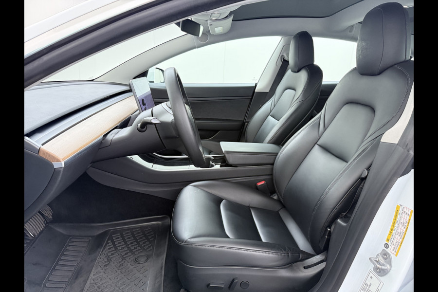 Tesla Model 3 RWD SR+ 60kWh 325PK 18"Lmv AutoPilot Leder PanoDak Adaptive-Cruise Lmv Camera's Elektr.-Stuur+Stoelen+Spiegels+Geheugen+Easy-Ent Navi LED Comfortstoelen ACC DAB Voorverwarmen interieur via App Keyless via Telefoonsleutel One-Pedal-Drive 1e Eigenaar Origineel Nederlandse auto tot 11kw laden thuis!