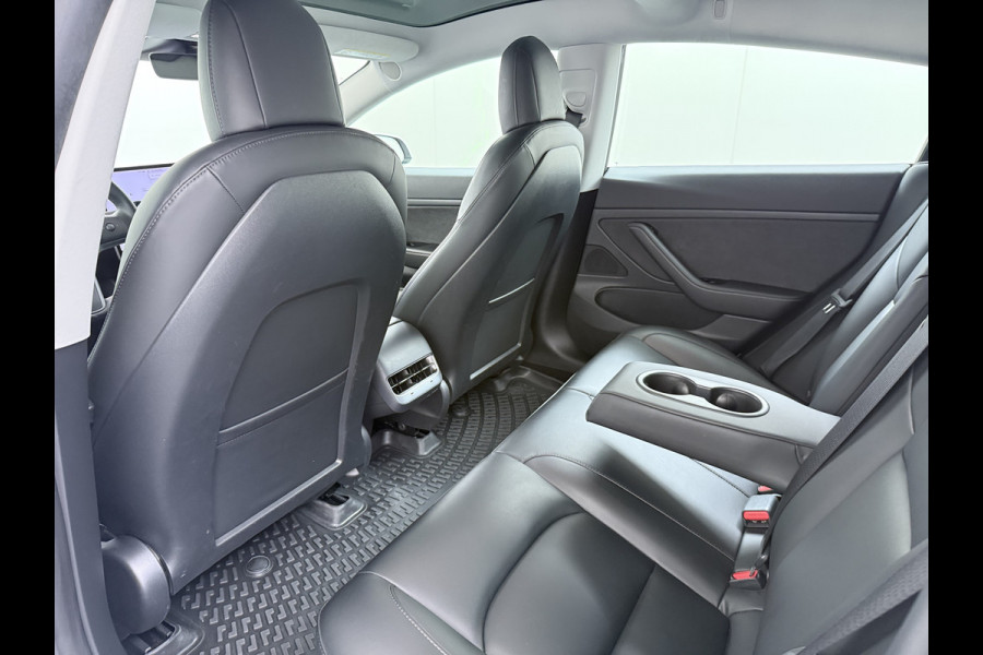 Tesla Model 3 RWD SR+ 60kWh 325PK 18"Lmv AutoPilot Leder PanoDak Adaptive-Cruise Lmv Camera's Elektr.-Stuur+Stoelen+Spiegels+Geheugen+Easy-Ent Navi LED Comfortstoelen ACC DAB Voorverwarmen interieur via App Keyless via Telefoonsleutel One-Pedal-Drive 1e Eigenaar Origineel Nederlandse auto tot 11kw laden thuis!