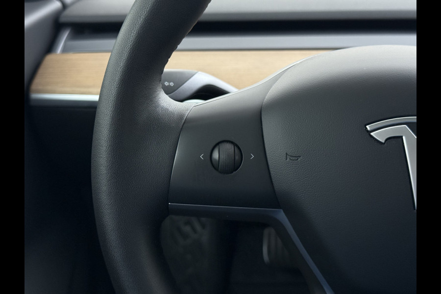 Tesla Model 3 RWD SR+ 60kWh 325PK 18"Lmv AutoPilot Leder PanoDak Adaptive-Cruise Lmv Camera's Elektr.-Stuur+Stoelen+Spiegels+Geheugen+Easy-Ent Navi LED Comfortstoelen ACC DAB Voorverwarmen interieur via App Keyless via Telefoonsleutel One-Pedal-Drive 1e Eigenaar Origineel Nederlandse auto tot 11kw laden thuis!