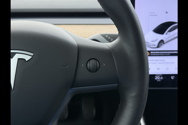 Tesla Model 3 RWD SR+ 60kWh 325PK 18"Lmv AutoPilot Leder PanoDak Adaptive-Cruise Lmv Camera's Elektr.-Stuur+Stoelen+Spiegels+Geheugen+Easy-Ent Navi LED Comfortstoelen ACC DAB Voorverwarmen interieur via App Keyless via Telefoonsleutel One-Pedal-Drive 1e Eigenaar Origineel Nederlandse auto tot 11kw laden thuis!