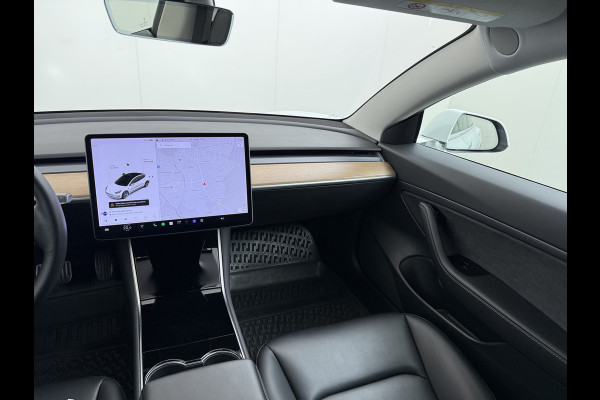 Tesla Model 3 RWD SR+ 60kWh 325PK 18"Lmv AutoPilot Leder PanoDak Adaptive-Cruise Lmv Camera's Elektr.-Stuur+Stoelen+Spiegels+Geheugen+Easy-Ent Navi LED Comfortstoelen ACC DAB Voorverwarmen interieur via App Keyless via Telefoonsleutel One-Pedal-Drive 1e Eigenaar Origineel Nederlandse auto tot 11kw laden thuis!