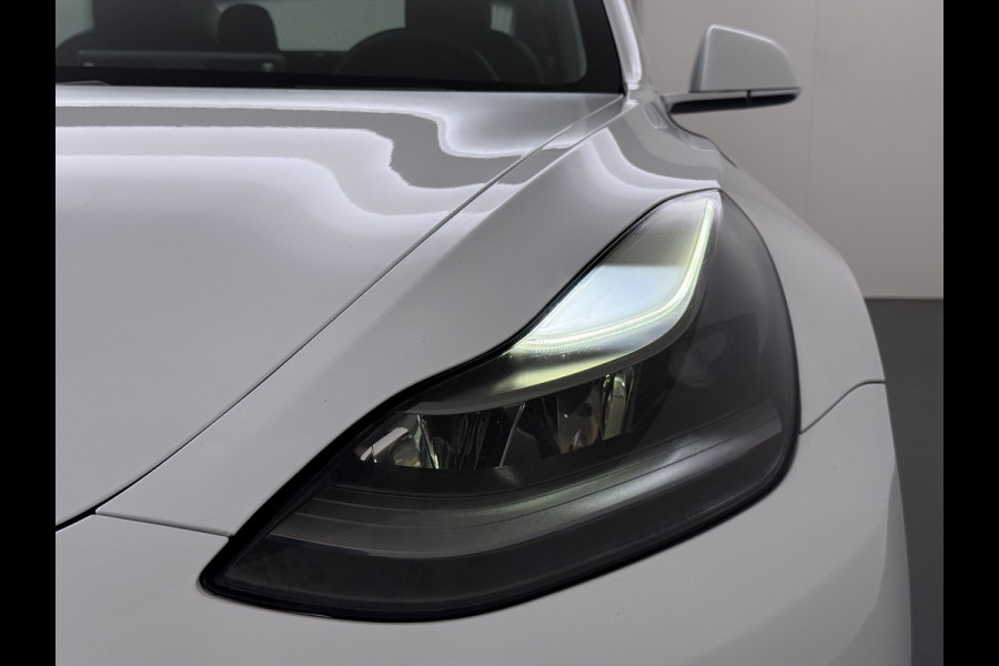 Tesla Model 3 RWD SR+ 60kWh 325PK 18"Lmv AutoPilot Leder PanoDak Adaptive-Cruise Lmv Camera's Elektr.-Stuur+Stoelen+Spiegels+Geheugen+Easy-Ent Navi LED Comfortstoelen ACC DAB Voorverwarmen interieur via App Keyless via Telefoonsleutel One-Pedal-Drive 1e Eigenaar Origineel Nederlandse auto tot 11kw laden thuis!