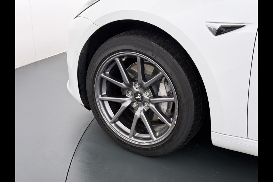 Tesla Model 3 RWD SR+ 60kWh 325PK 18"Lmv AutoPilot Leder PanoDak Adaptive-Cruise Lmv Camera's Elektr.-Stuur+Stoelen+Spiegels+Geheugen+Easy-Ent Navi LED Comfortstoelen ACC DAB Voorverwarmen interieur via App Keyless via Telefoonsleutel One-Pedal-Drive 1e Eigenaar Origineel Nederlandse auto tot 11kw laden thuis!