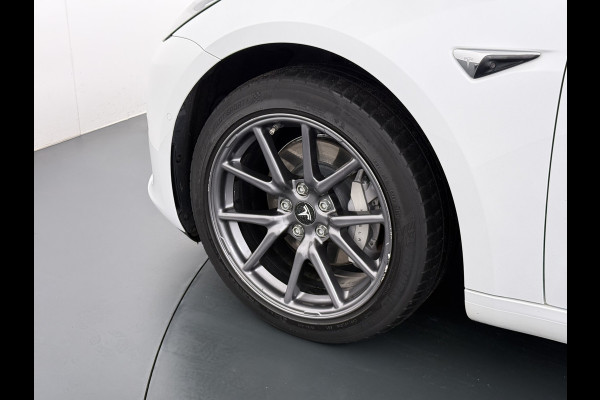 Tesla Model 3 RWD SR+ 60kWh 325PK 18"Lmv AutoPilot Leder PanoDak Adaptive-Cruise Lmv Camera's Elektr.-Stuur+Stoelen+Spiegels+Geheugen+Easy-Ent Navi LED Comfortstoelen ACC DAB Voorverwarmen interieur via App Keyless via Telefoonsleutel One-Pedal-Drive 1e Eigenaar Origineel Nederlandse auto tot 11kw laden thuis!