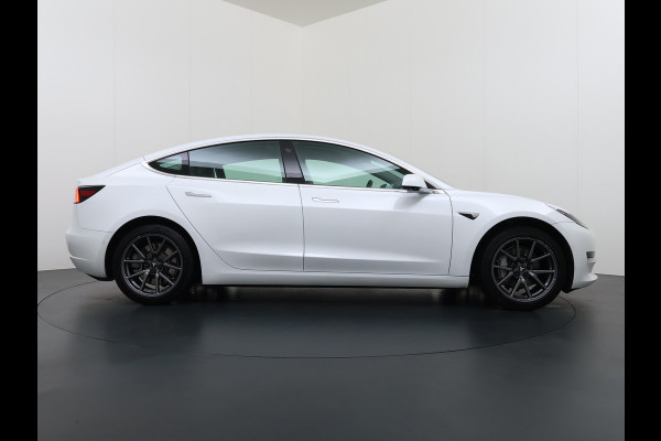 Tesla Model 3 RWD SR+ 60kWh 325PK 18"Lmv AutoPilot Leder PanoDak Adaptive-Cruise Lmv Camera's Elektr.-Stuur+Stoelen+Spiegels+Geheugen+Easy-Ent Navi LED Comfortstoelen ACC DAB Voorverwarmen interieur via App Keyless via Telefoonsleutel One-Pedal-Drive 1e Eigenaar Origineel Nederlandse auto tot 11kw laden thuis!