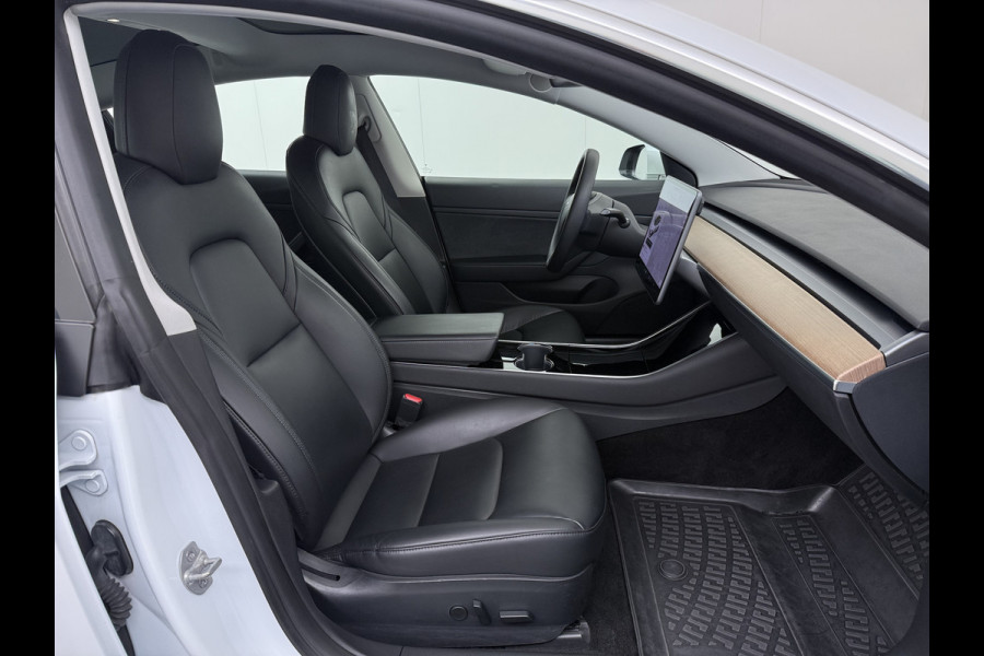 Tesla Model 3 RWD SR+ 60kWh 325PK 18"Lmv AutoPilot Leder PanoDak Adaptive-Cruise Lmv Camera's Elektr.-Stuur+Stoelen+Spiegels+Geheugen+Easy-Ent Navi LED Comfortstoelen ACC DAB Voorverwarmen interieur via App Keyless via Telefoonsleutel One-Pedal-Drive 1e Eigenaar Origineel Nederlandse auto tot 11kw laden thuis!