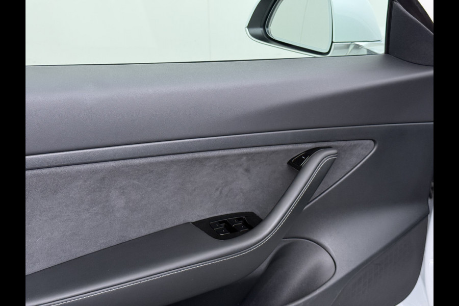 Tesla Model 3 RWD SR+ 60kWh 325PK 18"Lmv AutoPilot Leder PanoDak Adaptive-Cruise Lmv Camera's Elektr.-Stuur+Stoelen+Spiegels+Geheugen+Easy-Ent Navi LED Comfortstoelen ACC DAB Voorverwarmen interieur via App Keyless via Telefoonsleutel One-Pedal-Drive 1e Eigenaar Origineel Nederlandse auto tot 11kw laden thuis!