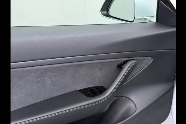 Tesla Model 3 RWD SR+ 60kWh 325PK 18"Lmv AutoPilot Leder PanoDak Adaptive-Cruise Lmv Camera's Elektr.-Stuur+Stoelen+Spiegels+Geheugen+Easy-Ent Navi LED Comfortstoelen ACC DAB Voorverwarmen interieur via App Keyless via Telefoonsleutel One-Pedal-Drive 1e Eigenaar Origineel Nederlandse auto tot 11kw laden thuis!