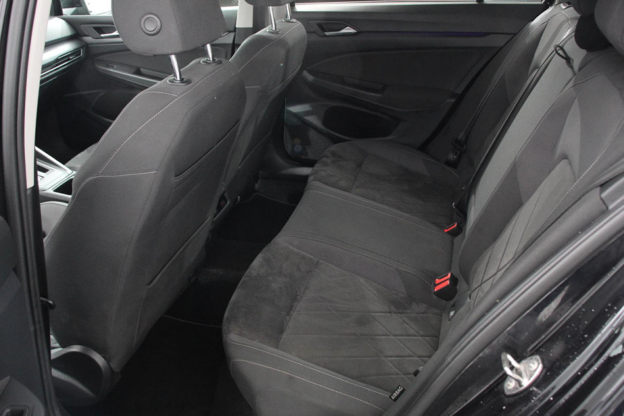 Volkswagen Golf Variant 1.5 eTSI 150pk DSG Style | Navigatie | Apple Carplay/Android Auto | Lane Assist | Dodehoek Assistent | Head-up Display |Park Assist | Parkeersensoren | Camera | Stuur- en stoelverwarming | Keyless Entry/Start | LED-verlichting voor