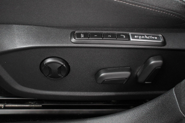 Volkswagen Golf Variant 1.5 eTSI 150pk DSG Style | Navigatie | Apple Carplay/Android Auto | Lane Assist | Dodehoek Assistent | Head-up Display |Park Assist | Parkeersensoren | Camera | Stuur- en stoelverwarming | Keyless Entry/Start | LED-verlichting voor