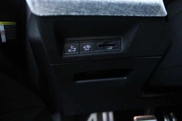 Peugeot 3008 1.2 Hybrid 145PK GT | PANORAMISCH SCHUIF / KANTELDAK | ELEKTRISCH BEDIENBARE ACHTERKLEP | AFNEEMBARE TREKHAAK | NAVIGATIE | FOCAL PREMIUM AUDIO SYSTEEM | DRAADLOZE APPLE CARPLAY/ANDROID AUTO | DRAADLOOS LADEN  | SFEER VERLICHTING | ACHTERUITRIJ CAMERA | PARKEERSENSOREN VOOR EN ACHTER | FULL LED KOPLAMPEN | KEYLESS ENTRY/START | ADAPTIVE CRUISE CONTROL | STOEL/STUUR VERWARMING | LICHTMETALEN VELGEN 19" | DODEHOEK DETECTIE |