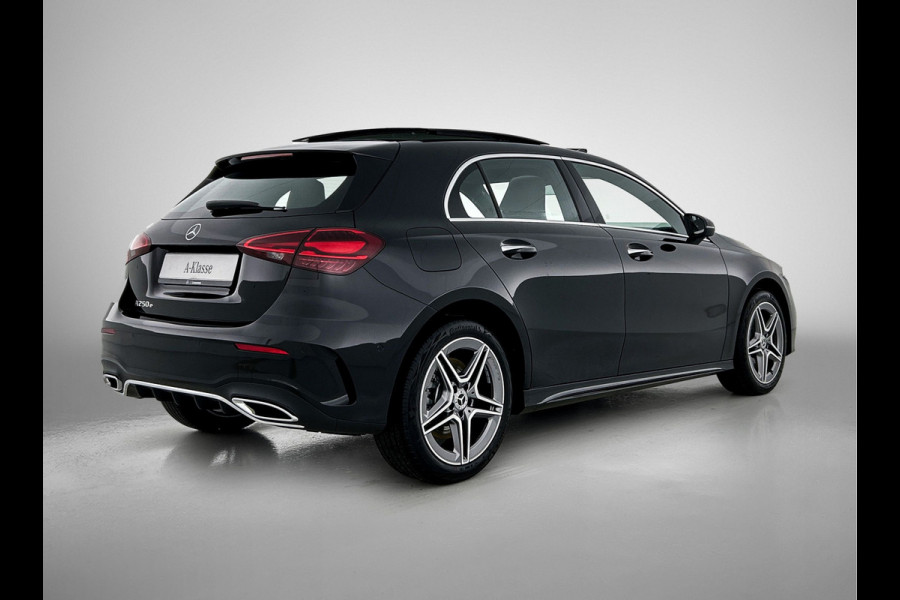Mercedes-Benz A-Klasse 250 e Business Solution AMG | Panoramaschuifdak | Stoelverwarming | Multibeam LED | Smartphone integratie | Sfeerverlichting 64 kleuren | Extra USB-poorten |
