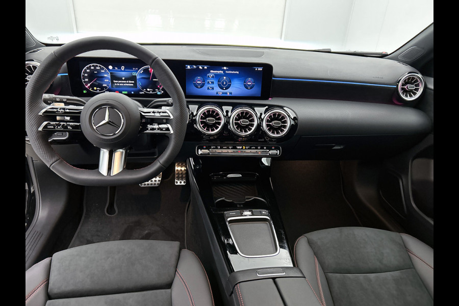 Mercedes-Benz A-Klasse 250 e Business Solution AMG | Panoramaschuifdak | Stoelverwarming | Multibeam LED | Smartphone integratie | Sfeerverlichting 64 kleuren | Extra USB-poorten |
