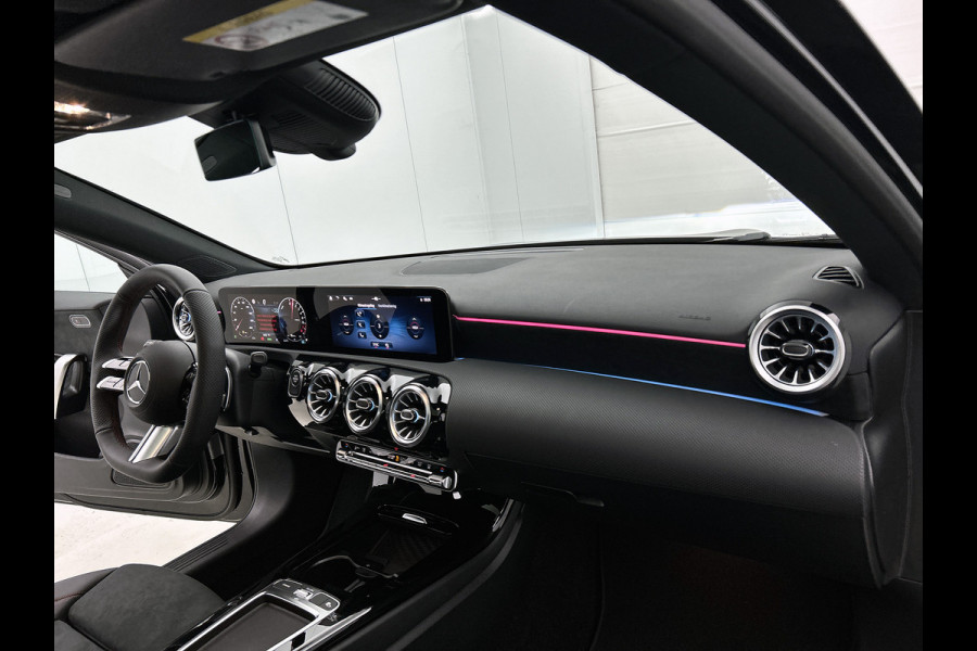 Mercedes-Benz A-Klasse 250 e Business Solution AMG | Panoramaschuifdak | Stoelverwarming | Multibeam LED | Smartphone integratie | Sfeerverlichting 64 kleuren | Extra USB-poorten |