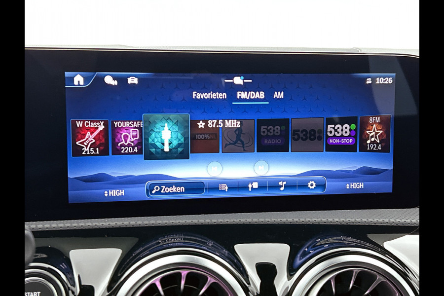 Mercedes-Benz A-Klasse 250 e Business Solution AMG | Panoramaschuifdak | Stoelverwarming | Multibeam LED | Smartphone integratie | Sfeerverlichting 64 kleuren | Extra USB-poorten |