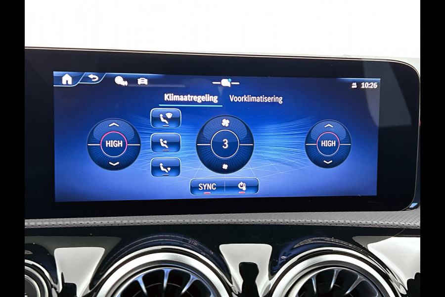 Mercedes-Benz A-Klasse 250 e Business Solution AMG | Panoramaschuifdak | Stoelverwarming | Multibeam LED | Smartphone integratie | Sfeerverlichting 64 kleuren | Extra USB-poorten |
