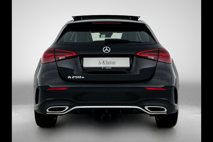Mercedes-Benz A-Klasse 250 e Business Solution AMG | Panoramaschuifdak | Stoelverwarming | Multibeam LED | Smartphone integratie | Sfeerverlichting 64 kleuren | Extra USB-poorten |