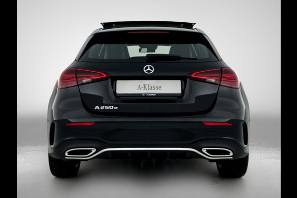 Mercedes-Benz A-Klasse 250 e Business Solution AMG | Panoramaschuifdak | Stoelverwarming | Multibeam LED | Smartphone integratie | Sfeerverlichting 64 kleuren | Extra USB-poorten |