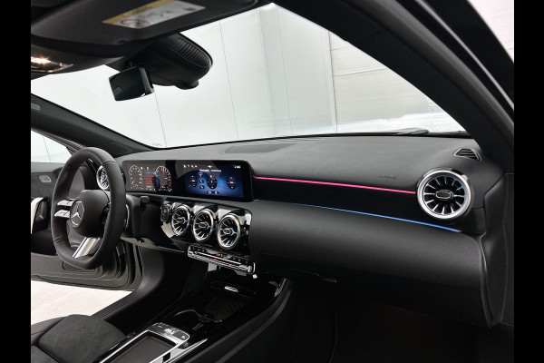 Mercedes-Benz A-Klasse 250 e Business Solution AMG | Panoramaschuifdak | Stoelverwarming | Multibeam LED | Smartphone integratie | Sfeerverlichting 64 kleuren | Extra USB-poorten |