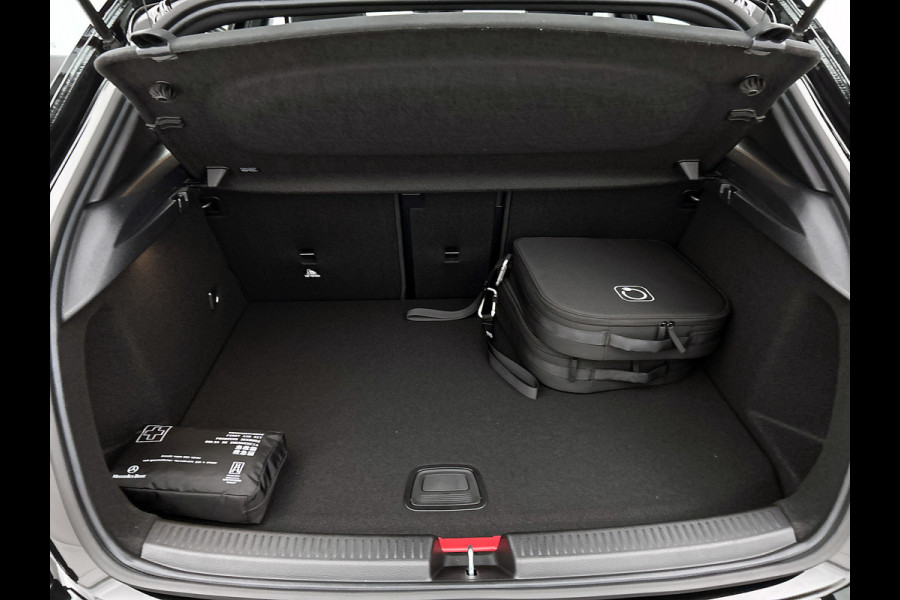 Mercedes-Benz A-Klasse 250 e Business Solution AMG | Panoramaschuifdak | Stoelverwarming | Multibeam LED | Smartphone integratie | Sfeerverlichting 64 kleuren | Extra USB-poorten |