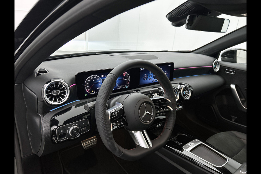 Mercedes-Benz A-Klasse 250 e Business Solution AMG | Panoramaschuifdak | Stoelverwarming | Multibeam LED | Smartphone integratie | Sfeerverlichting 64 kleuren | Extra USB-poorten |