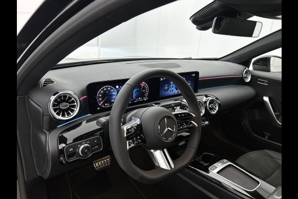 Mercedes-Benz A-Klasse 250 e Business Solution AMG | Panoramaschuifdak | Stoelverwarming | Multibeam LED | Smartphone integratie | Sfeerverlichting 64 kleuren | Extra USB-poorten |