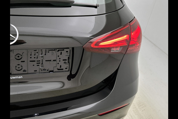 Mercedes-Benz A-Klasse 250 e Business Solution AMG | Panoramaschuifdak | Stoelverwarming | Multibeam LED | Smartphone integratie | Sfeerverlichting 64 kleuren | Extra USB-poorten |