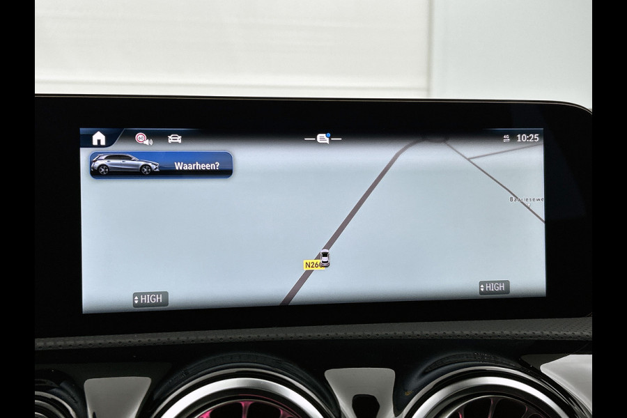 Mercedes-Benz A-Klasse 250 e Business Solution AMG | Panoramaschuifdak | Stoelverwarming | Multibeam LED | Smartphone integratie | Sfeerverlichting 64 kleuren | Extra USB-poorten |