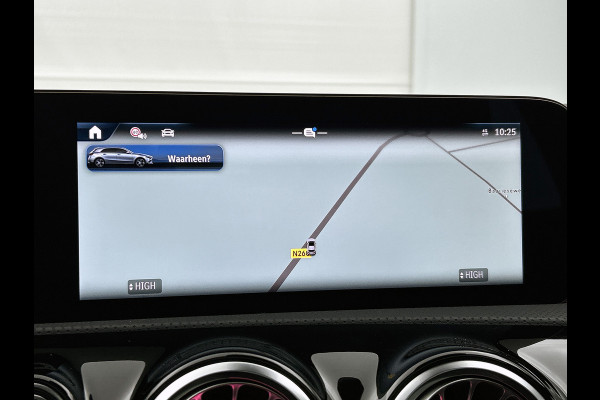 Mercedes-Benz A-Klasse 250 e Business Solution AMG | Panoramaschuifdak | Stoelverwarming | Multibeam LED | Smartphone integratie | Sfeerverlichting 64 kleuren | Extra USB-poorten |