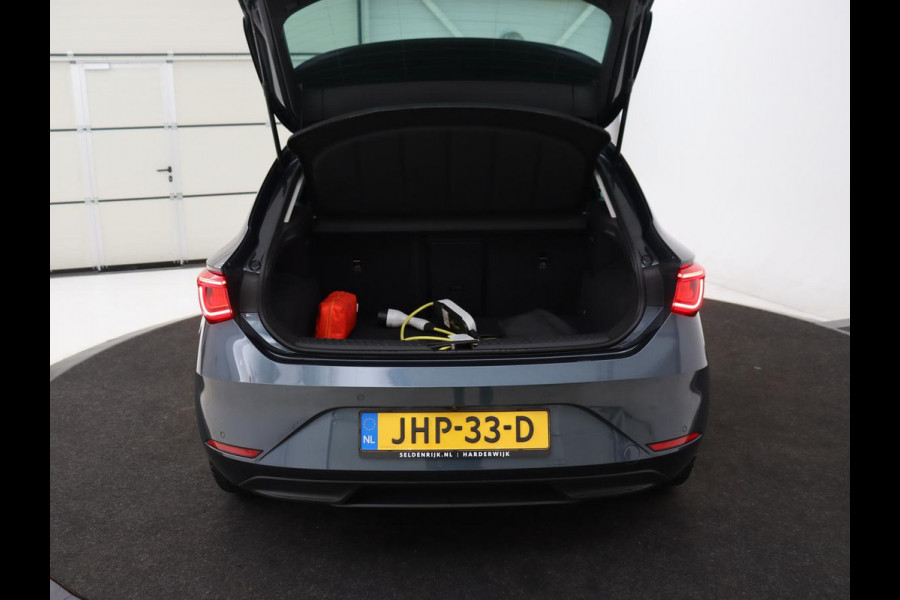 Seat Leon 1.4 TSI eHybrid PHEV Xcellence | Adaptive cruise | Carplay | Sfeerverlichting | Navigatie | Leder/Alcantara | Camera | Digital Cockpit | Plug In