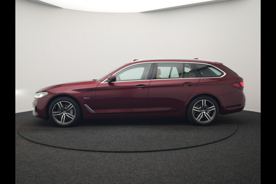 BMW 5 Serie Touring 530e Individual Plug In Hybrid 293pk Dealer O.H Aventurinrot Metallic PHEV | Panodak | Luxe Lederen Comfortzetels Memory & Ventilatie | Laser LED | Adaptive Cruise | Head Up | Harman Kardon | Keyless |