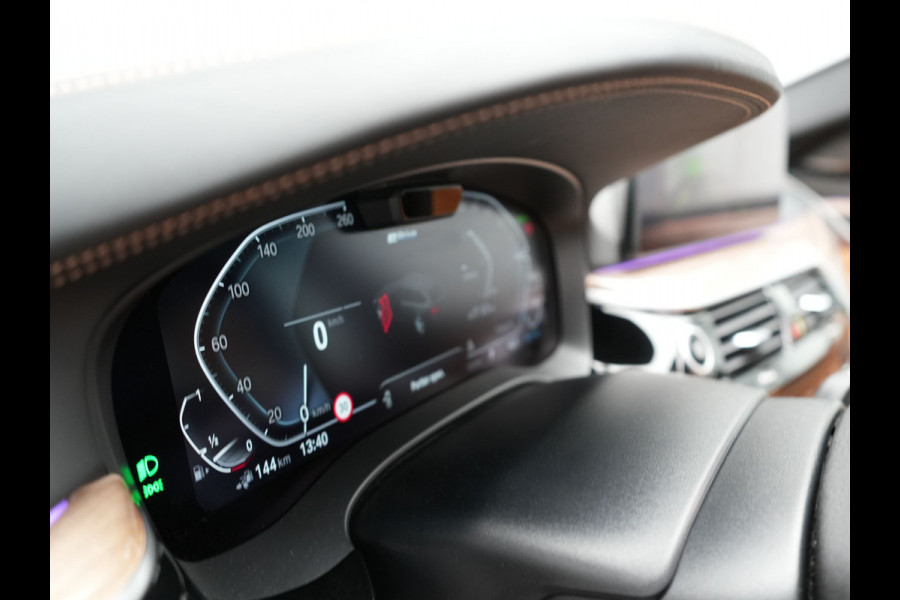 BMW 5 Serie Touring 530e Individual Plug In Hybrid 293pk Dealer O.H Aventurinrot Metallic PHEV | Panodak | Luxe Lederen Comfortzetels Memory & Ventilatie | Laser LED | Adaptive Cruise | Head Up | Harman Kardon | Keyless |