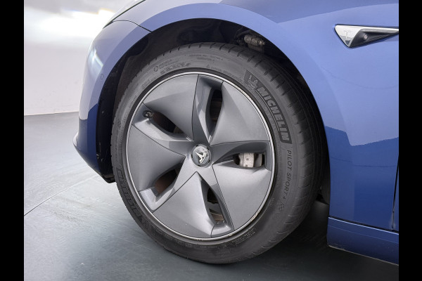 Tesla Model 3 SR Plus 325PK LFP Accu SOH 91% Lmv 18" AutoPilot Leder Pano-dak Adaptive-Cruise Camera's Elektr.-Stuur+Stoelen+Spiegels+Geheugen Navi LED ACC DAB Voorverwarmen interieur via App Keyless One-Pedal-Drive 1e Eigenaar Origineel Nederlandse Auto