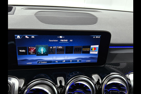 Mercedes-Benz Glb 180 Business Solution AMG | AMG Line Plus pakket | Trekhaak | GUARD 360 ° Vehicle protection Plus | Panoramaschuifdak | Nightpakket | smartphone integratie | 360° camera | 20 inch AMG velgen | Head-up display |