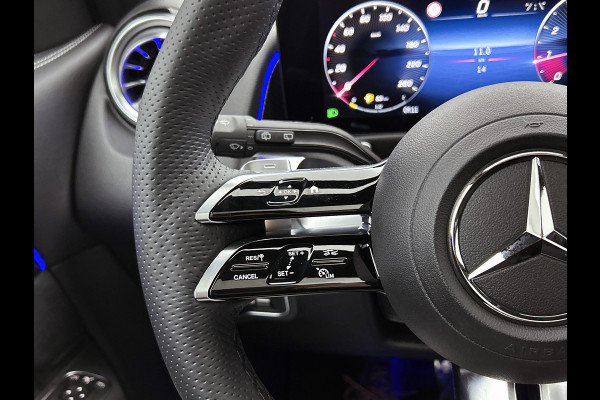 Mercedes-Benz Glb 180 Business Solution AMG | AMG Line Plus pakket | Trekhaak | GUARD 360 ° Vehicle protection Plus | Panoramaschuifdak | Nightpakket | smartphone integratie | 360° camera | 20 inch AMG velgen | Head-up display |