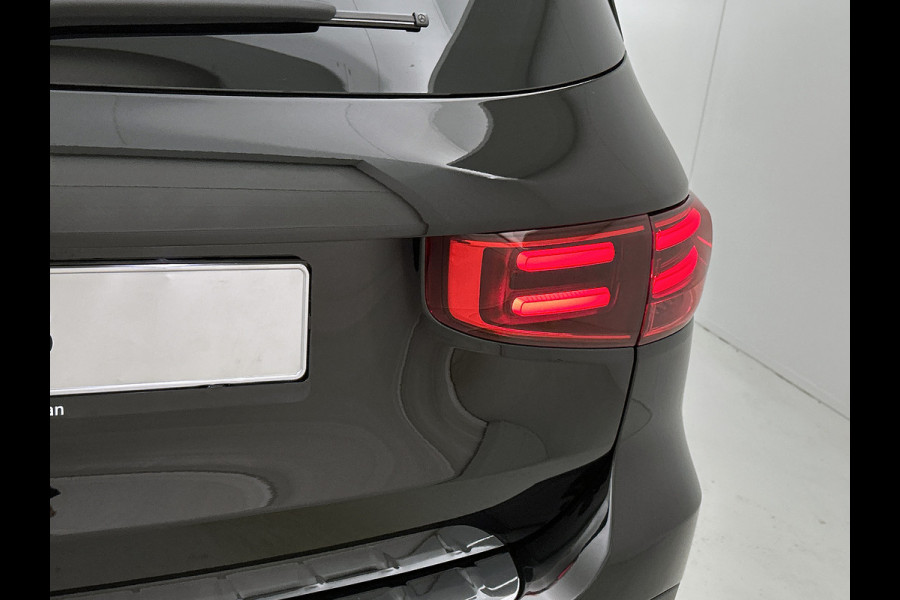 Mercedes-Benz Glb 180 Business Solution AMG | AMG Line Plus pakket | Trekhaak | GUARD 360 ° Vehicle protection Plus | Panoramaschuifdak | Nightpakket | smartphone integratie | 360° camera | 20 inch AMG velgen | Head-up display |