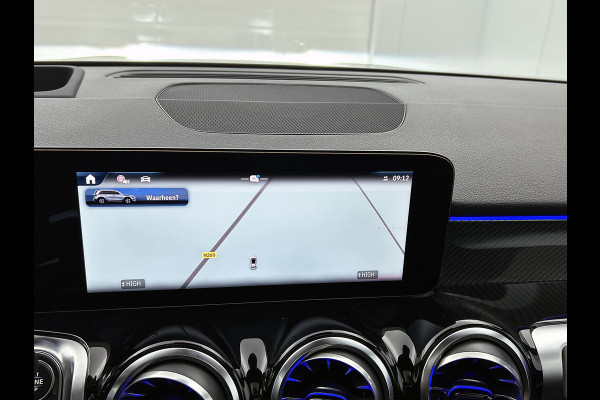 Mercedes-Benz Glb 180 Business Solution AMG | AMG Line Plus pakket | Trekhaak | GUARD 360 ° Vehicle protection Plus | Panoramaschuifdak | Nightpakket | smartphone integratie | 360° camera | 20 inch AMG velgen | Head-up display |
