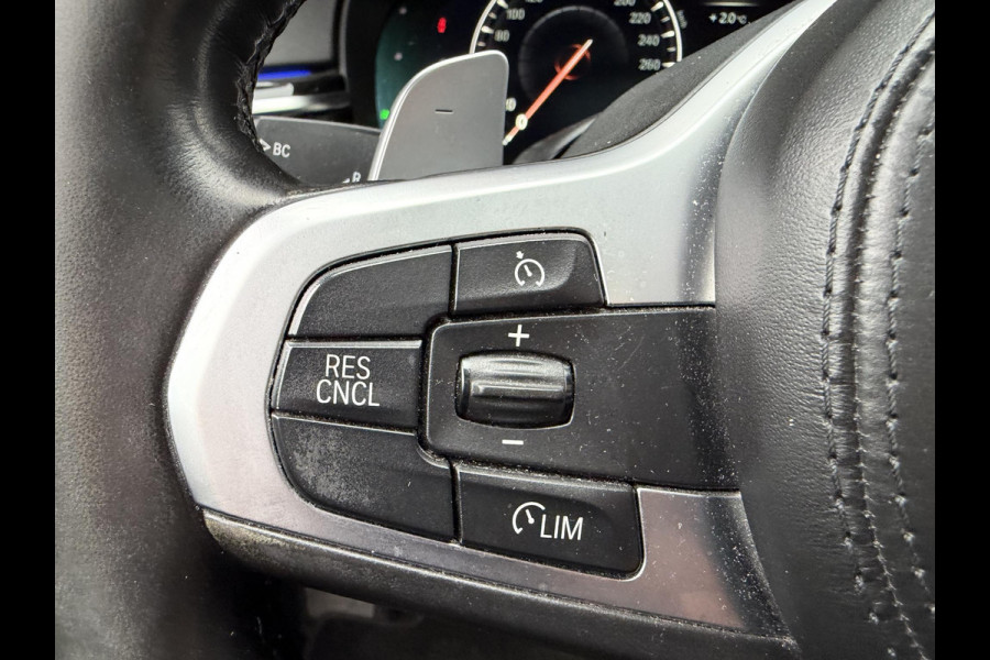 BMW 5 Serie Touring 520d xDrive High Executive M-Sport | Panoramadak | Camera | Elektrische Trekhaak | Elektrische Achterklep |