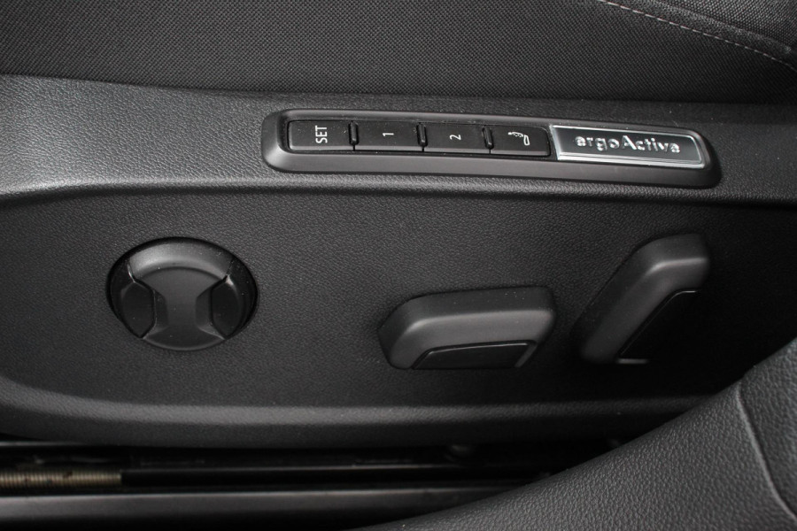 Volkswagen Golf Variant 1.5 eTSI 150pk DSG Style | Navigatie | Apple Carplay/Android Auto | Adaptive Cruise Control | Parkeersensoren | Camera | Stoel-en stuurverwarming | Blind Spot Assist | Ledverlichting voor