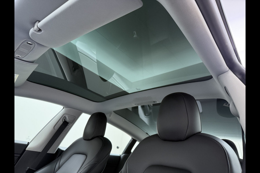 Tesla Model 3 RWD SR plus 325PK Lmv 18" AutoPilot FSD Leder Panoramadak Adaptive-Cruise Camera's Elektr.-Stuur+Stoelen+Spiegels+Geheugen+Easy- Navi LED Comfortstoelen ACC DAB Voorverwarmen interieur via App Keyless One-Pedal-Drive Origineel Nederlandse auto tot 11kw laden thuis!