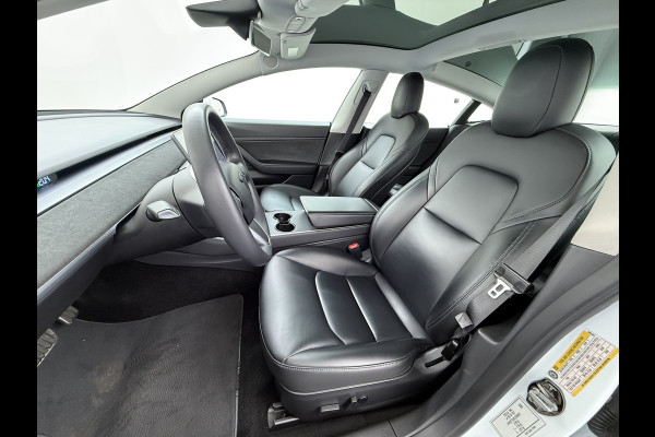 Tesla Model 3 RWD SR plus 325PK Lmv 18" AutoPilot FSD Leder Panoramadak Adaptive-Cruise Camera's Elektr.-Stuur+Stoelen+Spiegels+Geheugen+Easy- Navi LED Comfortstoelen ACC DAB Voorverwarmen interieur via App Keyless One-Pedal-Drive Origineel Nederlandse auto tot 11kw laden thuis!