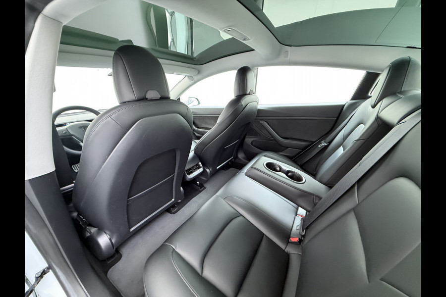 Tesla Model 3 RWD SR plus 325PK Lmv 18" AutoPilot FSD Leder Panoramadak Adaptive-Cruise Camera's Elektr.-Stuur+Stoelen+Spiegels+Geheugen+Easy- Navi LED Comfortstoelen ACC DAB Voorverwarmen interieur via App Keyless One-Pedal-Drive Origineel Nederlandse auto tot 11kw laden thuis!