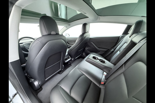 Tesla Model 3 RWD SR plus 325PK Lmv 18" AutoPilot FSD Leder Panoramadak Adaptive-Cruise Camera's Elektr.-Stuur+Stoelen+Spiegels+Geheugen+Easy- Navi LED Comfortstoelen ACC DAB Voorverwarmen interieur via App Keyless One-Pedal-Drive Origineel Nederlandse auto tot 11kw laden thuis!