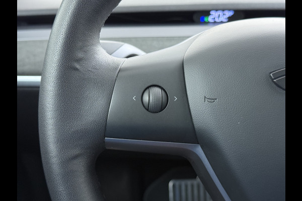 Tesla Model 3 RWD SR plus 325PK Lmv 18" AutoPilot FSD Leder Panoramadak Adaptive-Cruise Camera's Elektr.-Stuur+Stoelen+Spiegels+Geheugen+Easy- Navi LED Comfortstoelen ACC DAB Voorverwarmen interieur via App Keyless One-Pedal-Drive Origineel Nederlandse auto tot 11kw laden thuis!