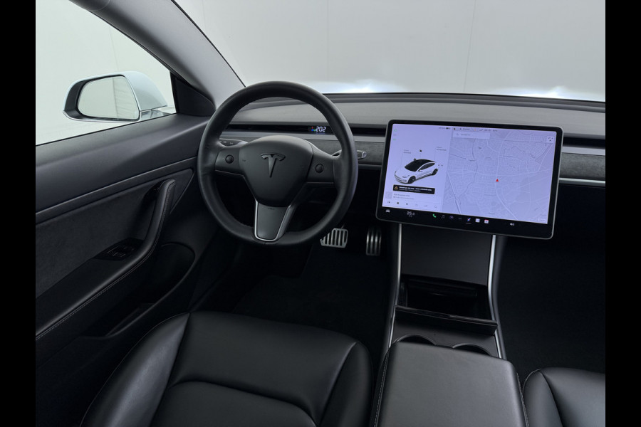 Tesla Model 3 RWD SR plus 325PK Lmv 18" AutoPilot FSD Leder Panoramadak Adaptive-Cruise Camera's Elektr.-Stuur+Stoelen+Spiegels+Geheugen+Easy- Navi LED Comfortstoelen ACC DAB Voorverwarmen interieur via App Keyless One-Pedal-Drive Origineel Nederlandse auto tot 11kw laden thuis!