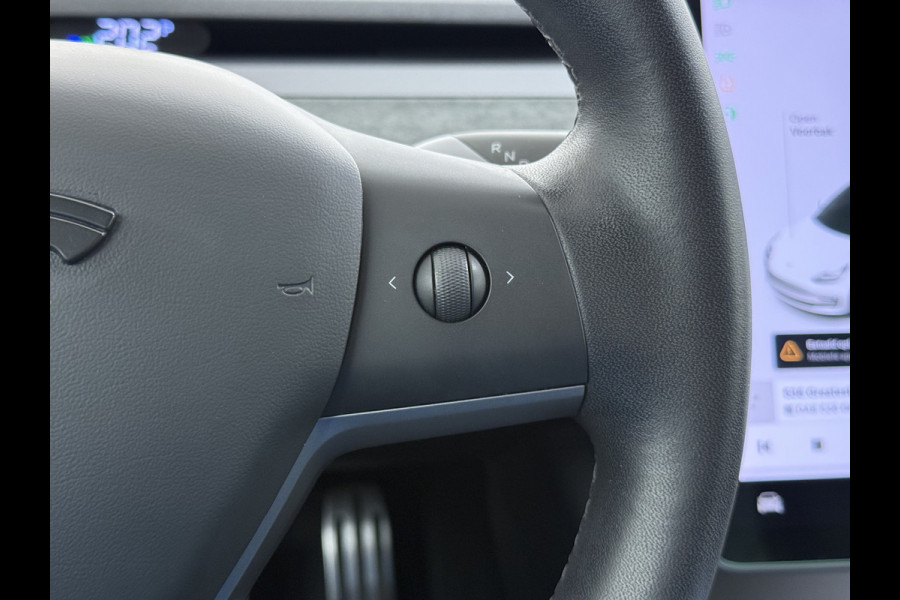 Tesla Model 3 RWD SR plus 325PK Lmv 18" AutoPilot FSD Leder Panoramadak Adaptive-Cruise Camera's Elektr.-Stuur+Stoelen+Spiegels+Geheugen+Easy- Navi LED Comfortstoelen ACC DAB Voorverwarmen interieur via App Keyless One-Pedal-Drive Origineel Nederlandse auto tot 11kw laden thuis!