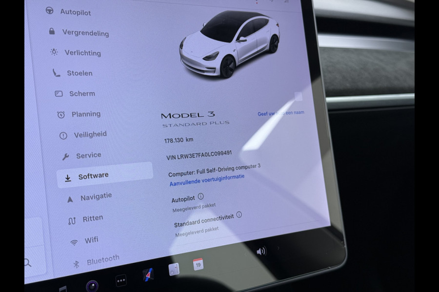 Tesla Model 3 RWD SR plus 325PK Lmv 18" AutoPilot FSD Leder Panoramadak Adaptive-Cruise Camera's Elektr.-Stuur+Stoelen+Spiegels+Geheugen+Easy- Navi LED Comfortstoelen ACC DAB Voorverwarmen interieur via App Keyless One-Pedal-Drive Origineel Nederlandse auto tot 11kw laden thuis!