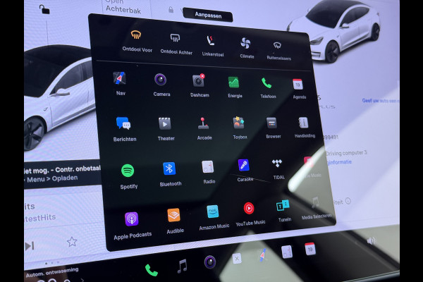 Tesla Model 3 RWD SR plus 325PK Lmv 18" AutoPilot FSD Leder Panoramadak Adaptive-Cruise Camera's Elektr.-Stuur+Stoelen+Spiegels+Geheugen+Easy- Navi LED Comfortstoelen ACC DAB Voorverwarmen interieur via App Keyless One-Pedal-Drive Origineel Nederlandse auto tot 11kw laden thuis!