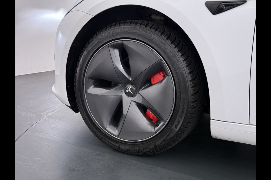 Tesla Model 3 RWD SR plus 325PK Lmv 18" AutoPilot FSD Leder Panoramadak Adaptive-Cruise Camera's Elektr.-Stuur+Stoelen+Spiegels+Geheugen+Easy- Navi LED Comfortstoelen ACC DAB Voorverwarmen interieur via App Keyless One-Pedal-Drive Origineel Nederlandse auto tot 11kw laden thuis!